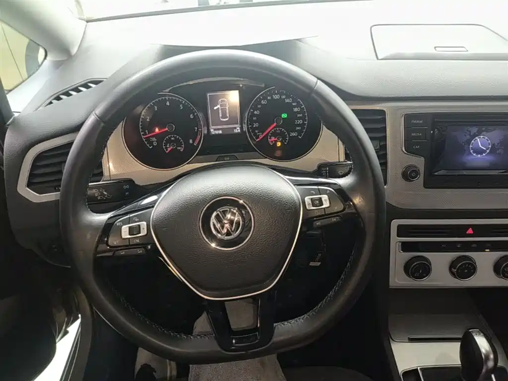 Volkswagen Golf Sportsvan 2016 230TSI Automatic Progressive фото 10