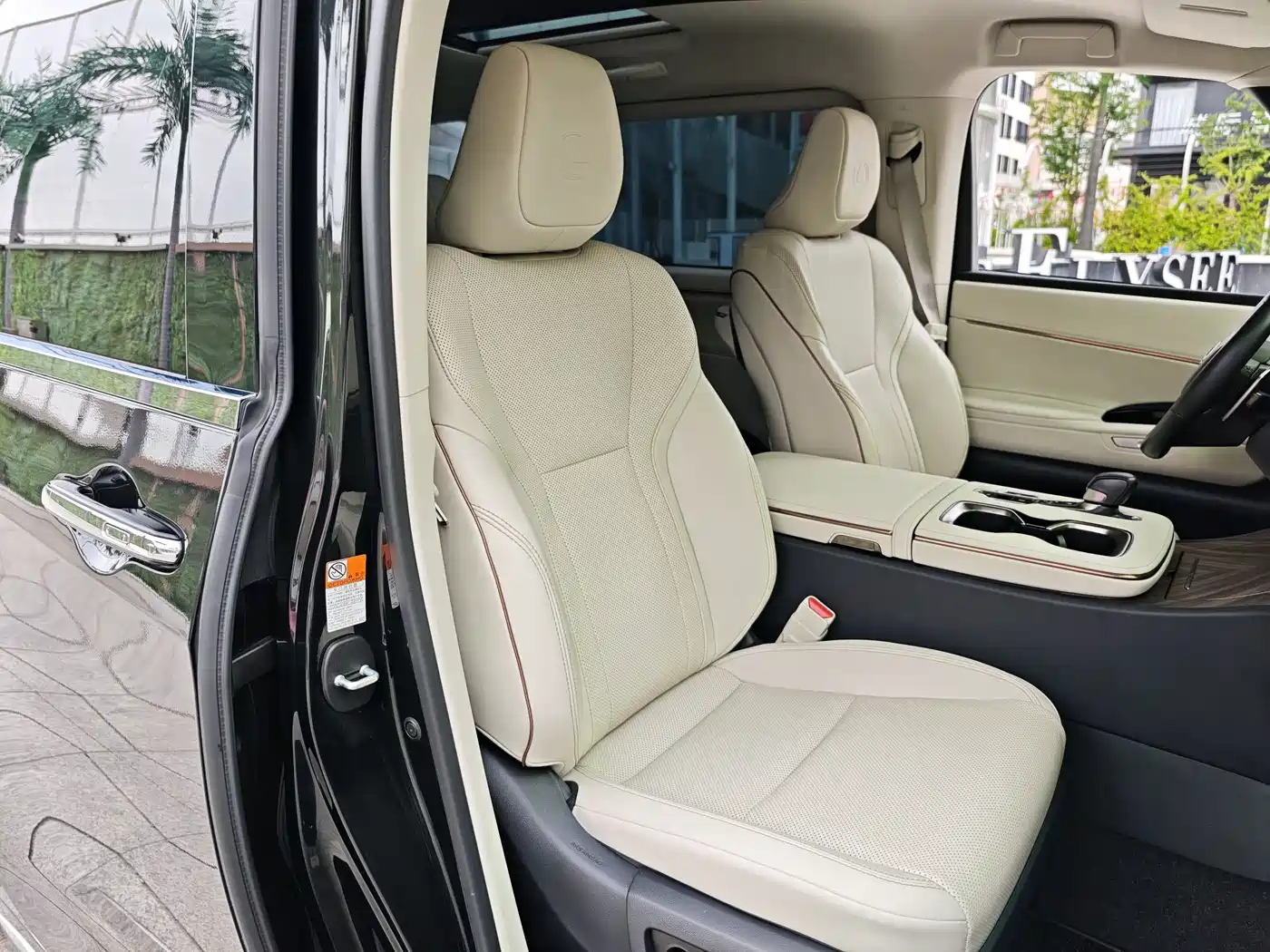 Lexus LM 2023 500h 6-Seater Prestige Edition фото 14