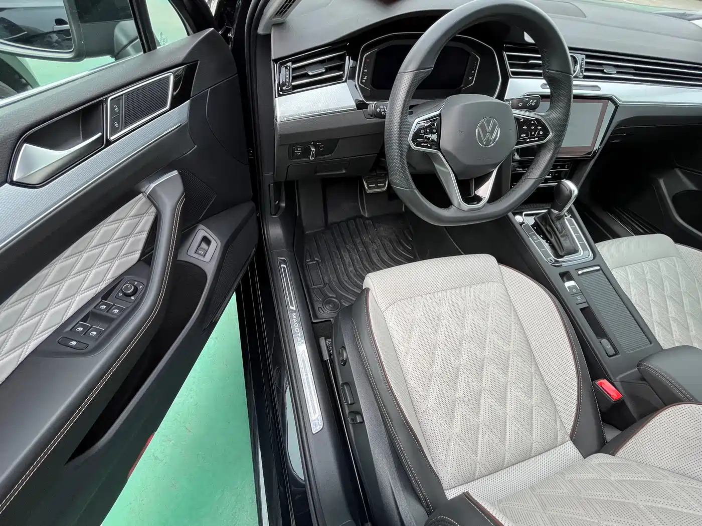 Volkswagen Magotan 2023 Model 2 Million Commemorative Edition 330TSI DSG Luxury фото 9