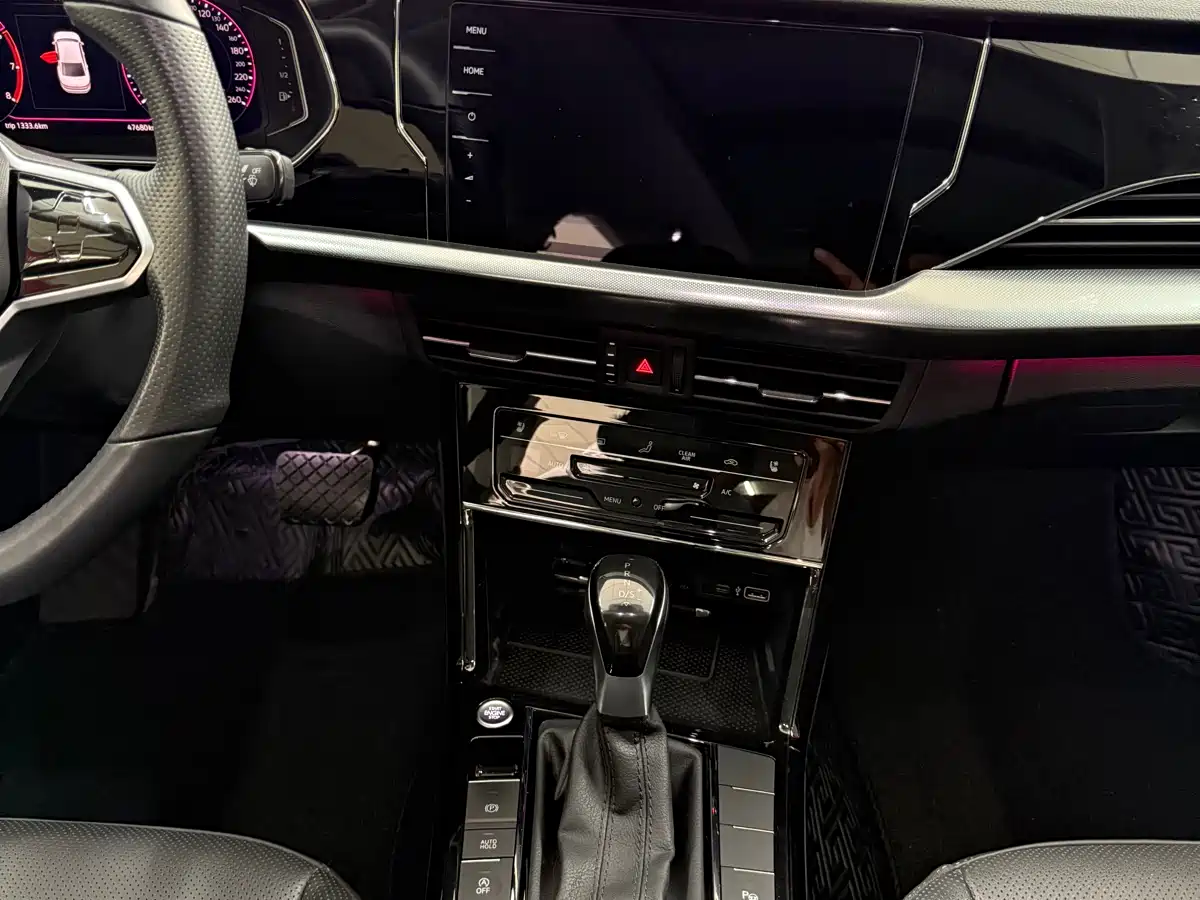 Volkswagen Passat 2023 330TSI Luxury Edition фото 9