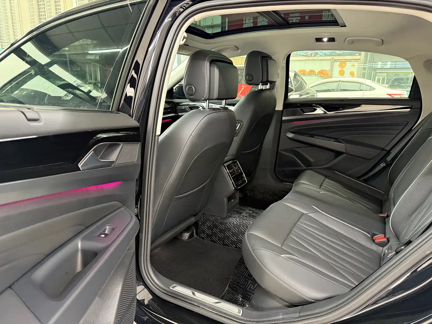 Volkswagen Passat 2023 330TSI Luxury Edition фото 7