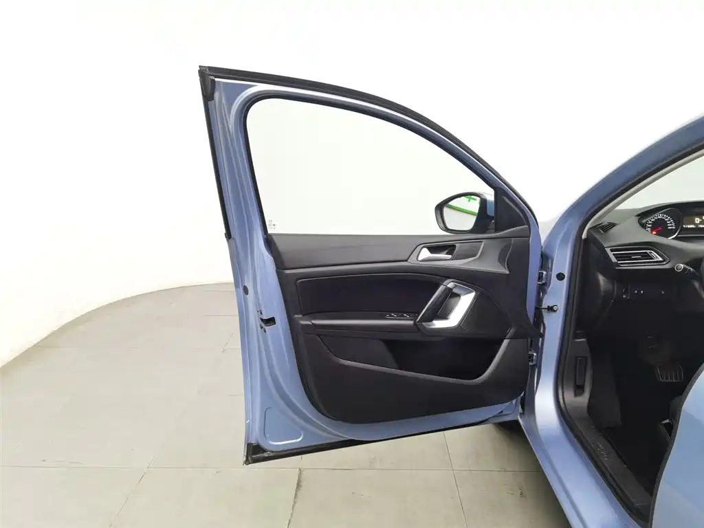 Peugeot 308S 2015 1.2T Auto Dynamic Edition фото 8