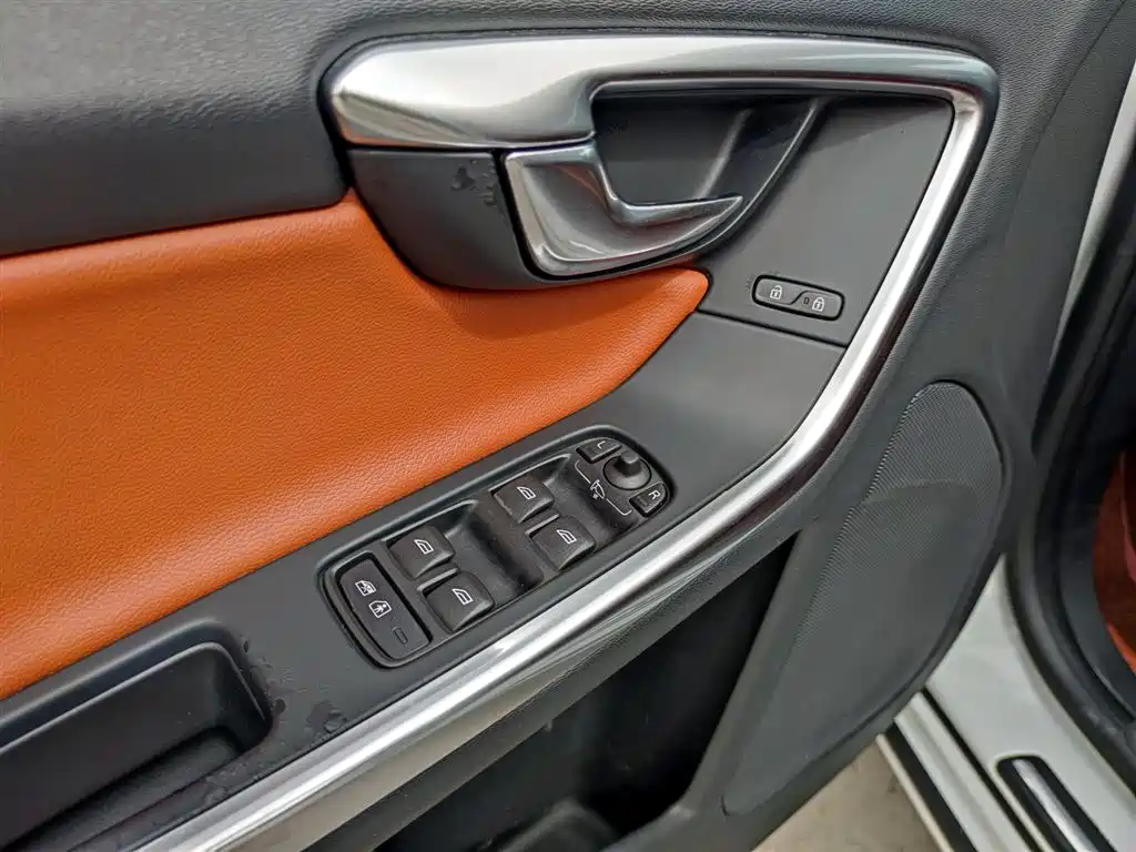 Фото 15 - Volvo V60