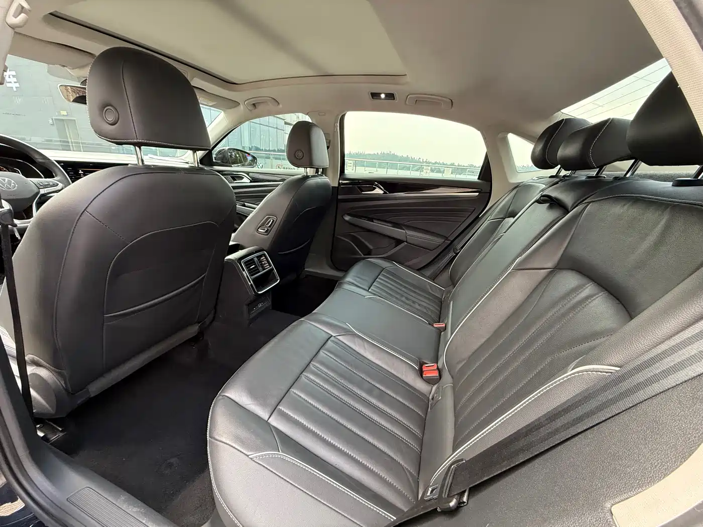 Volkswagen Passat 2022 330TSI Elite Edition фото 5