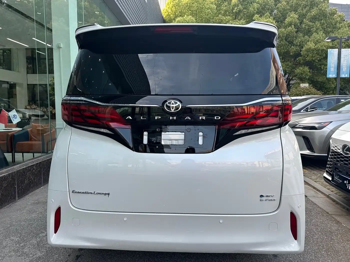 Toyota Alphard 2025 Hybrid 2.5L Ultimate Gold Edition фото 11