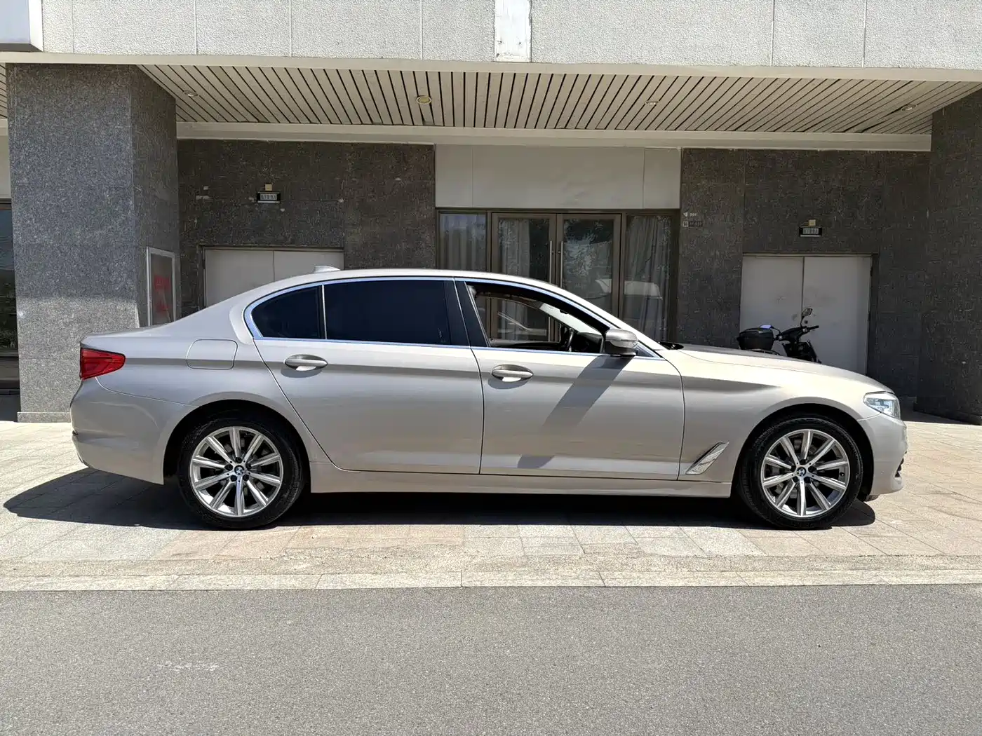 BMW 5 Series 2018 528Li Launch Special Edition фото 4