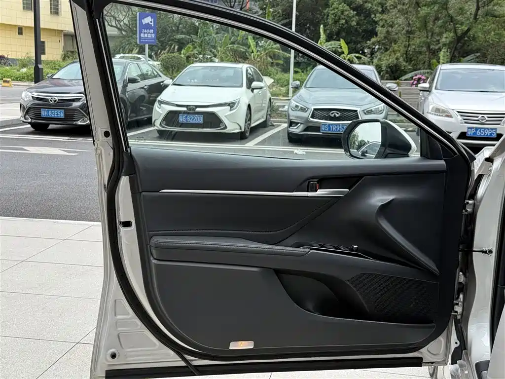 Toyota Camry 2023 2.5G Luxury Edition фото 17