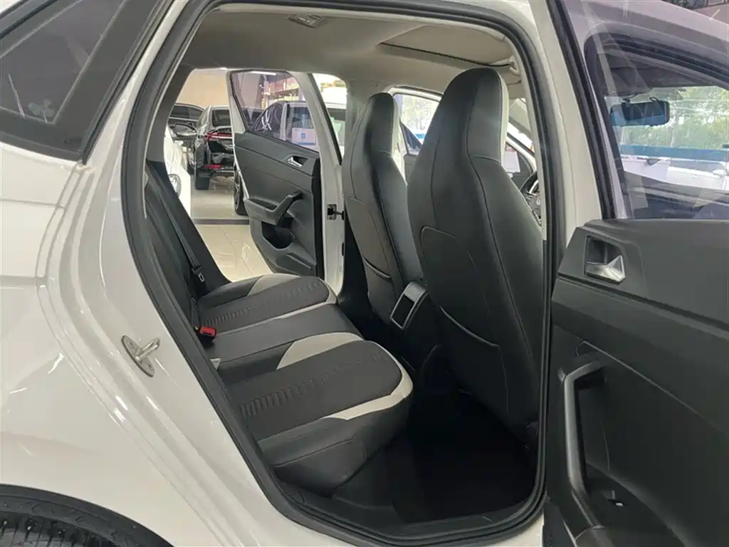 Volkswagen Polo 2019 Plus 1.5L Automatic Colorful Tech Edition фото 2