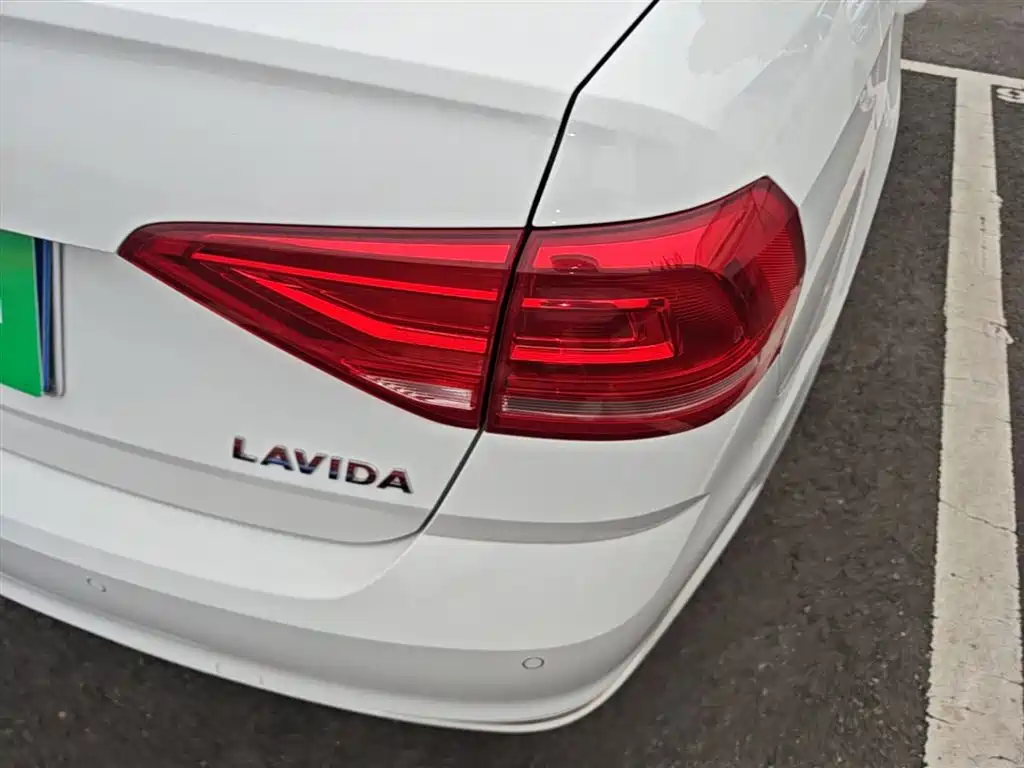 Volkswagen Lavida 2017 1.6L Manual Trend Edition фото 8