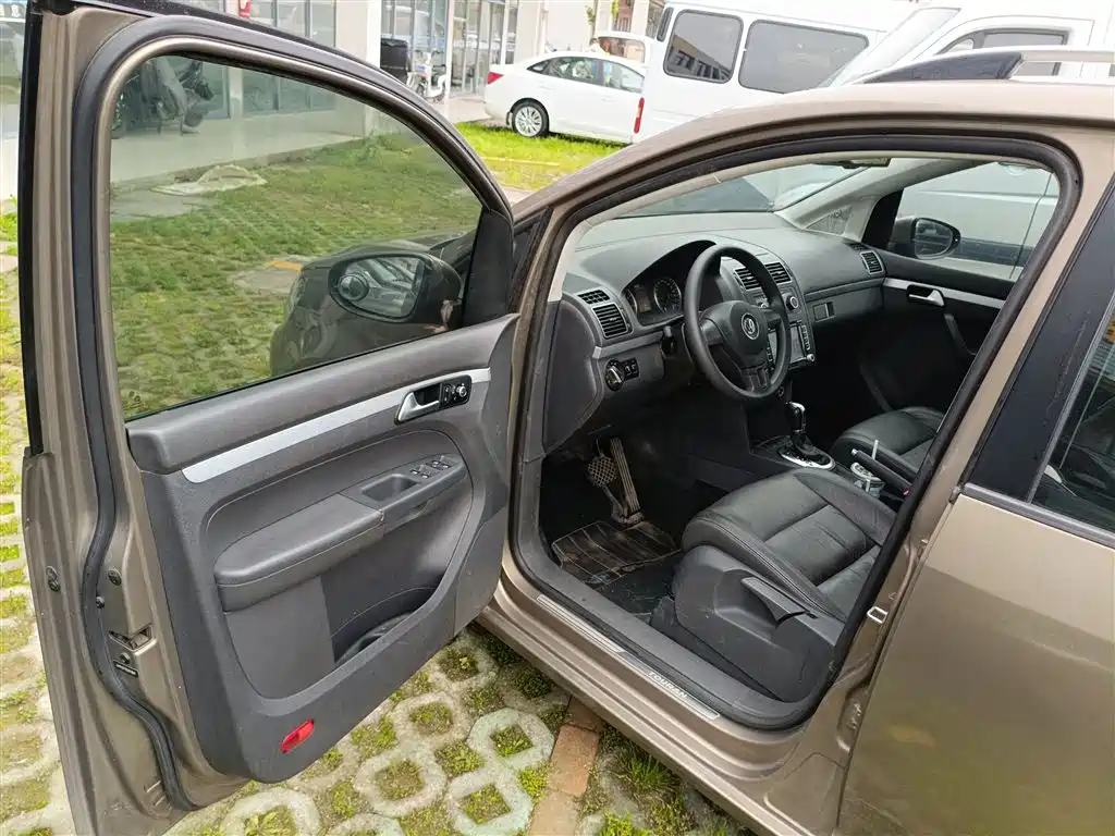 Volkswagen Touran 2015 1.4T DSG Comfort Edition 5-seater фото 16