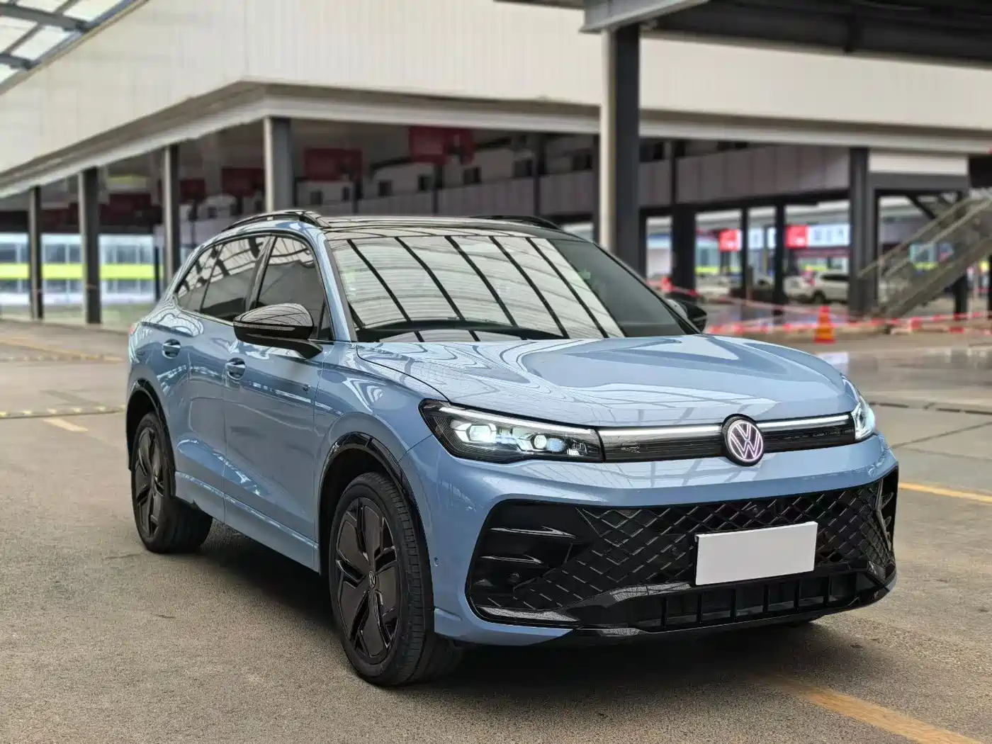 Volkswagen Tiguan L 2024 PRO 380TSI 4WD R-Line Premium Edition фото 3