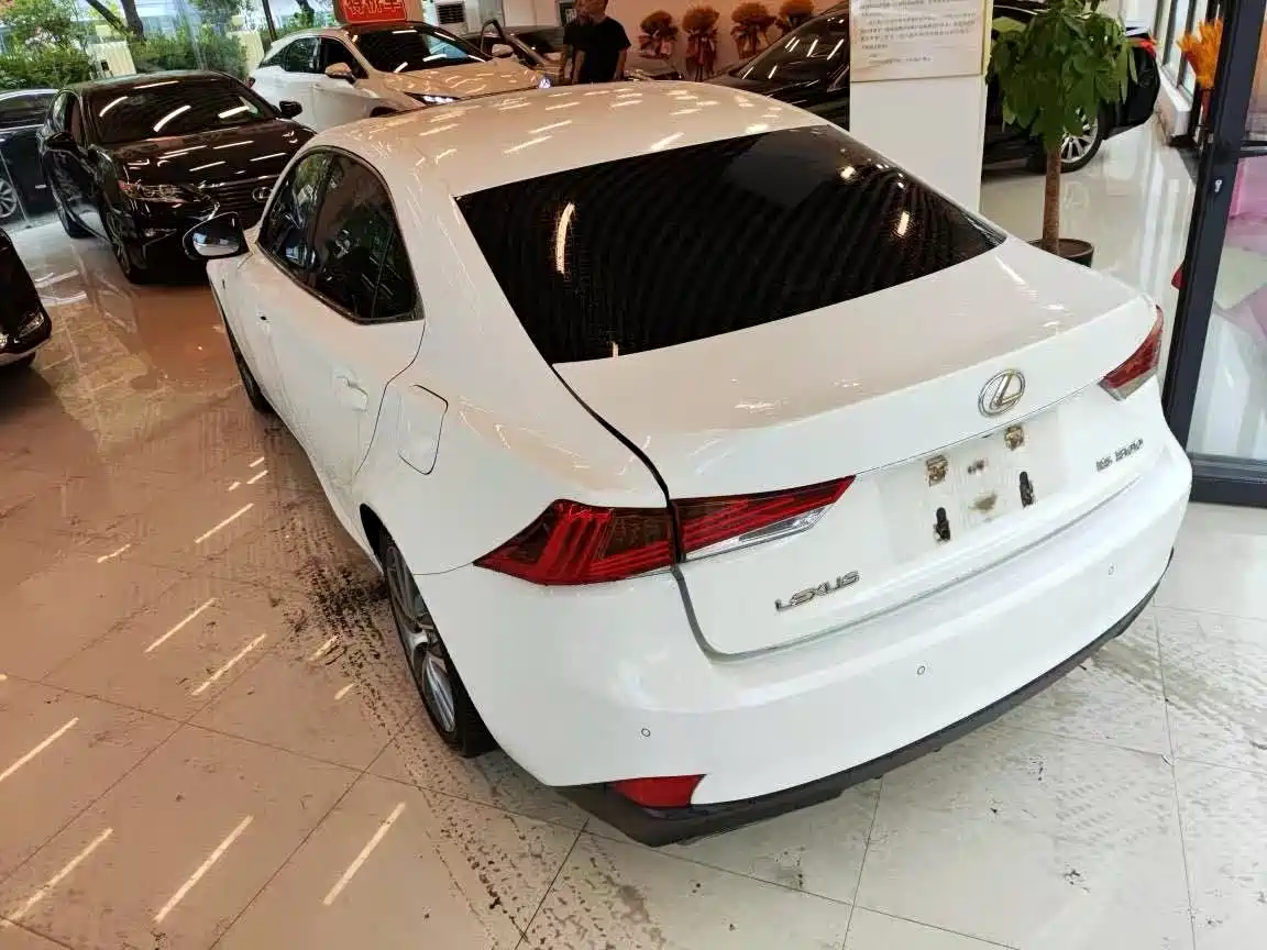 Фото 2 - Lexus IS