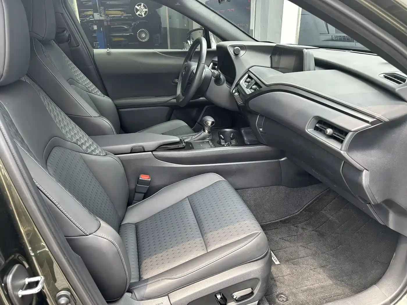 Lexus UX 2022 260h Fun Edition фото 7