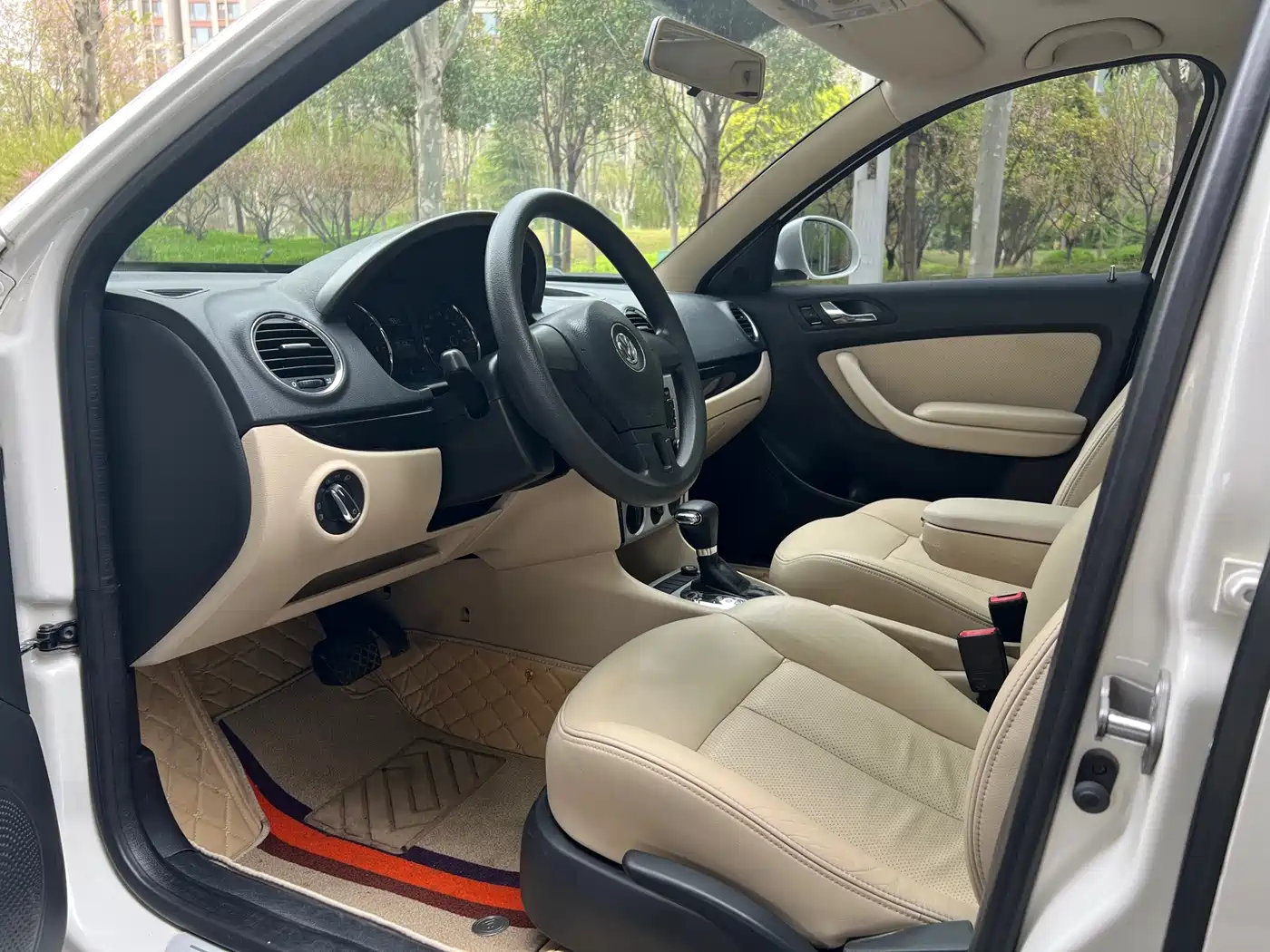 Volkswagen Lavida 2011 1.6L Automatic Pinya Edition фото 7
