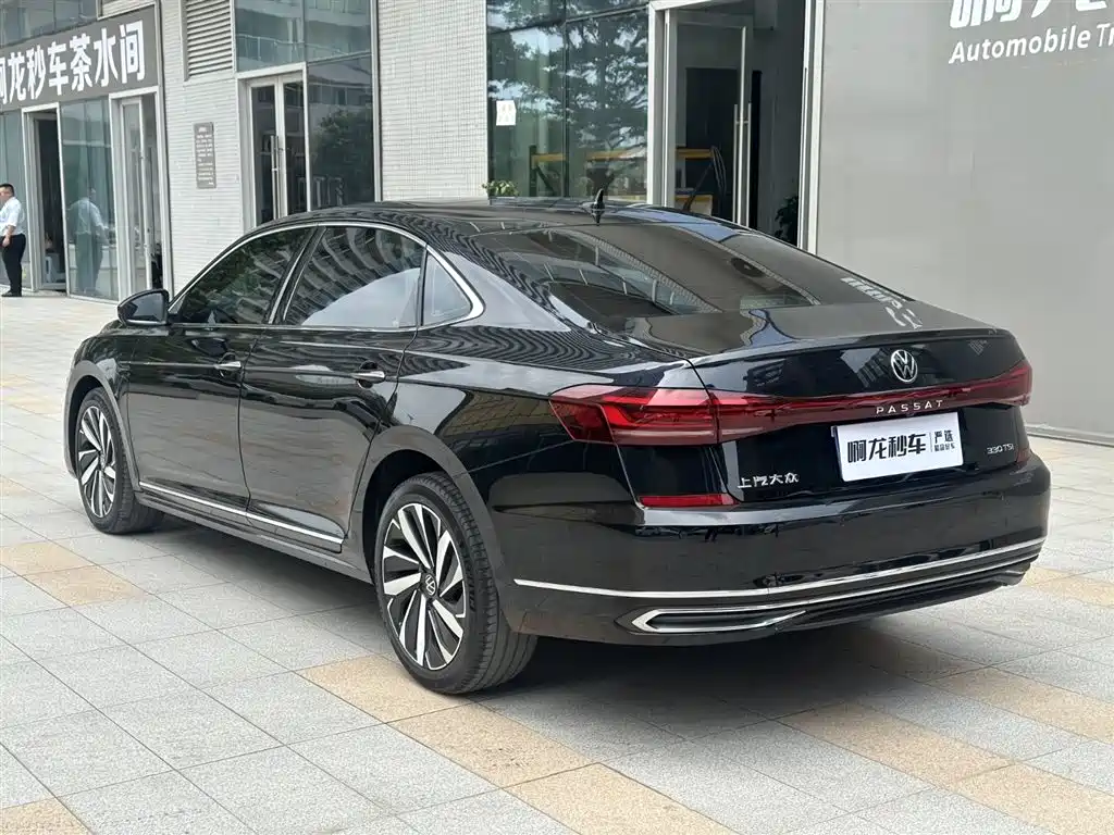 Volkswagen Passat 2022 330TSI Starlight Luxury Edition фото 13