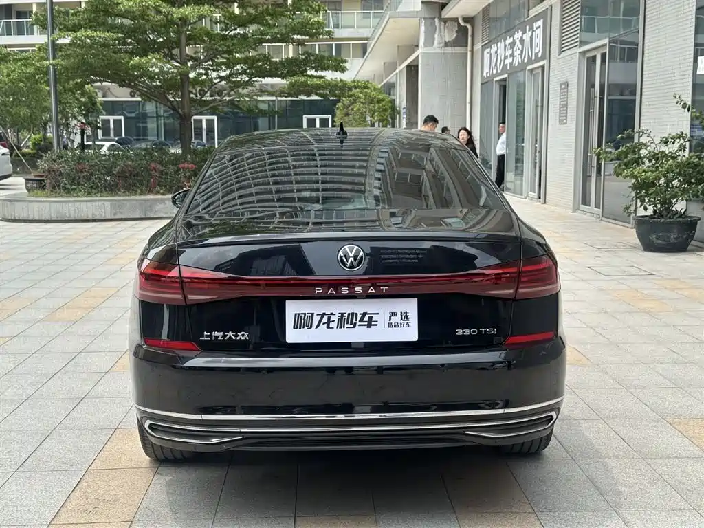 Volkswagen Passat 2022 330TSI Starlight Luxury Edition фото 12