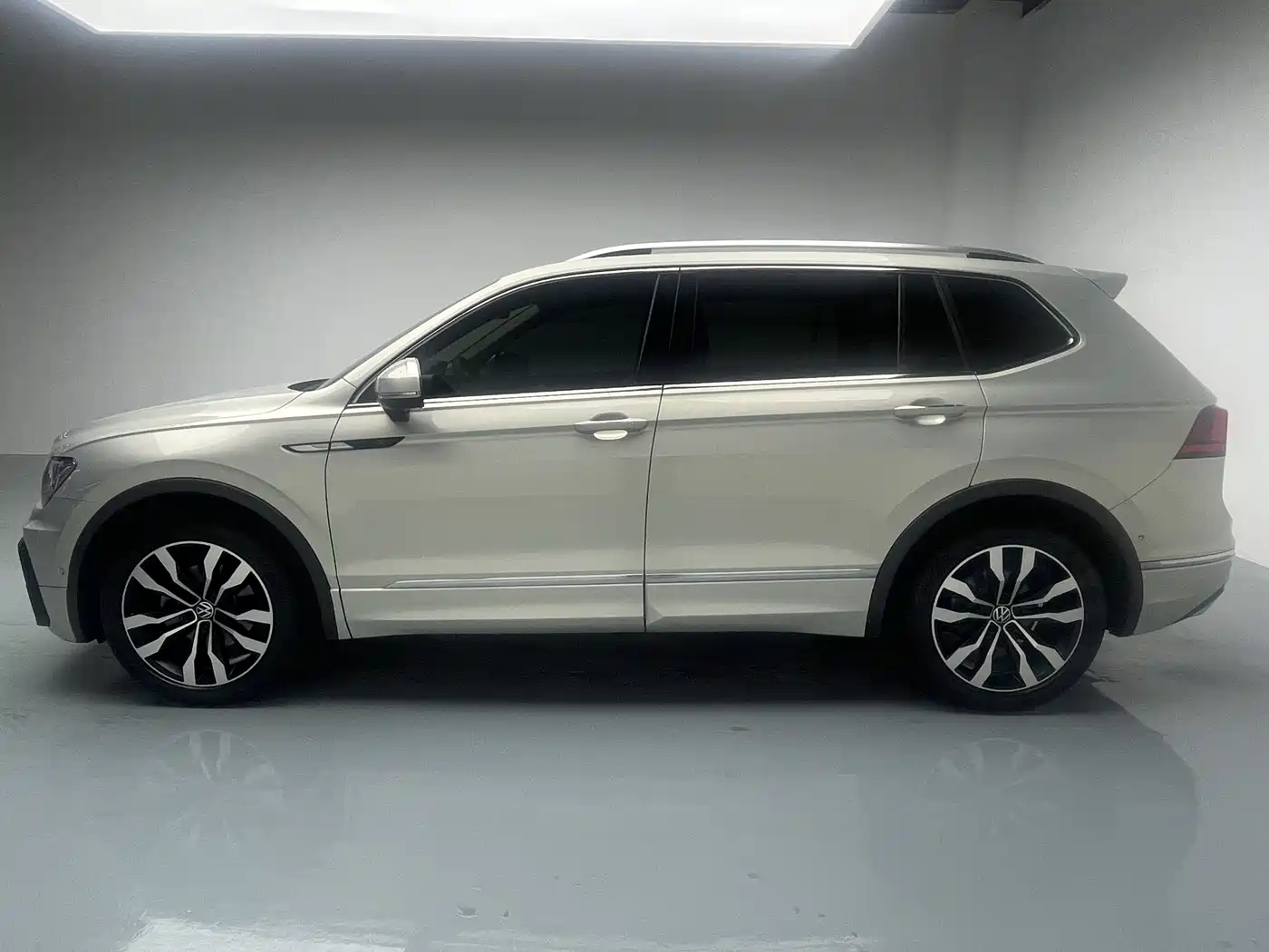 Volkswagen Tiguan L 2021 330TSI Automatic 2WD R-Line Premium фото 16