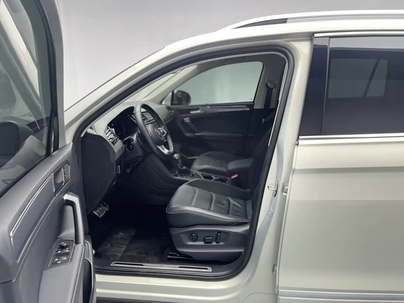 Volkswagen Tiguan L 2021 330TSI Automatic 2WD R-Line Premium фото 9