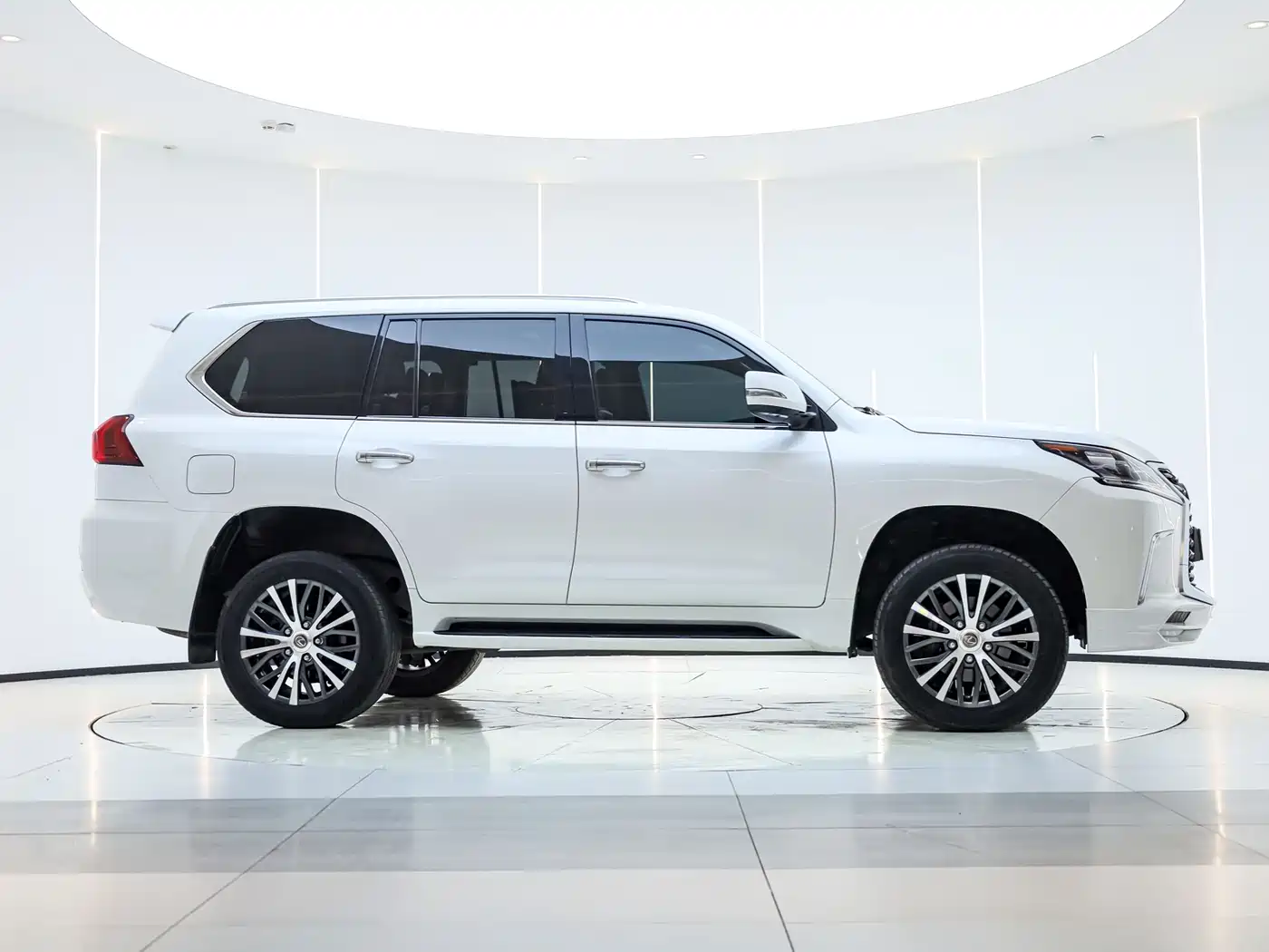 Lexus LX 2016 570 Dynamic Luxury Edition фото 2