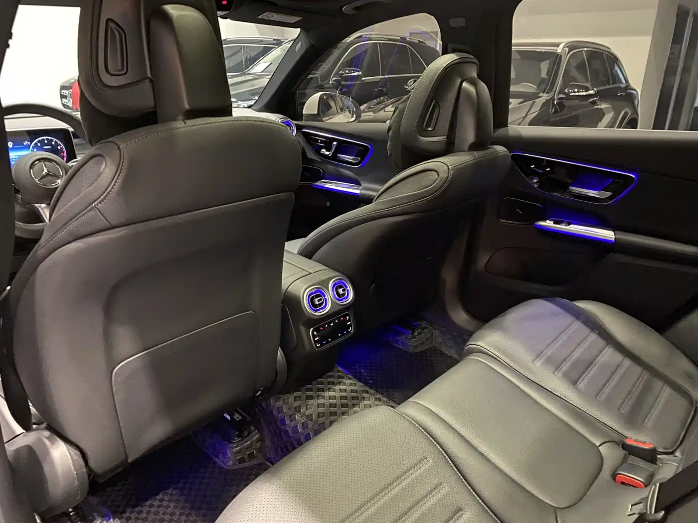 Mercedes-Benz GLC 2024 GLC 260 L 4MATIC Luxury 5-seater фото 9