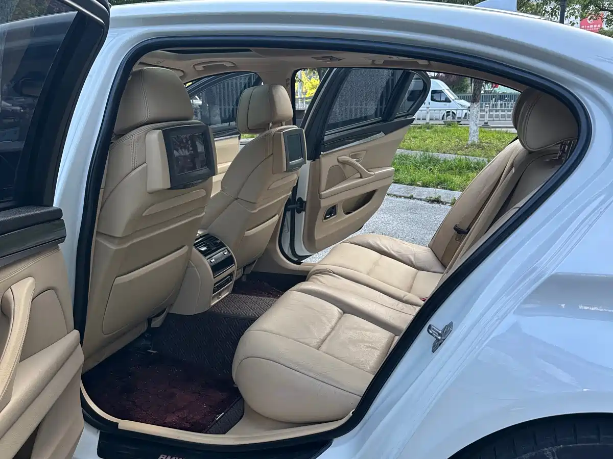 BMW 5 Series 2011 535Li Luxury фото 10