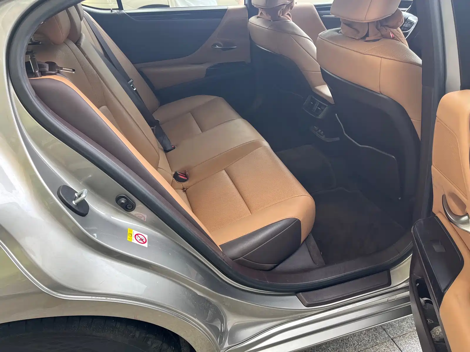 Фото 11 - Lexus ES