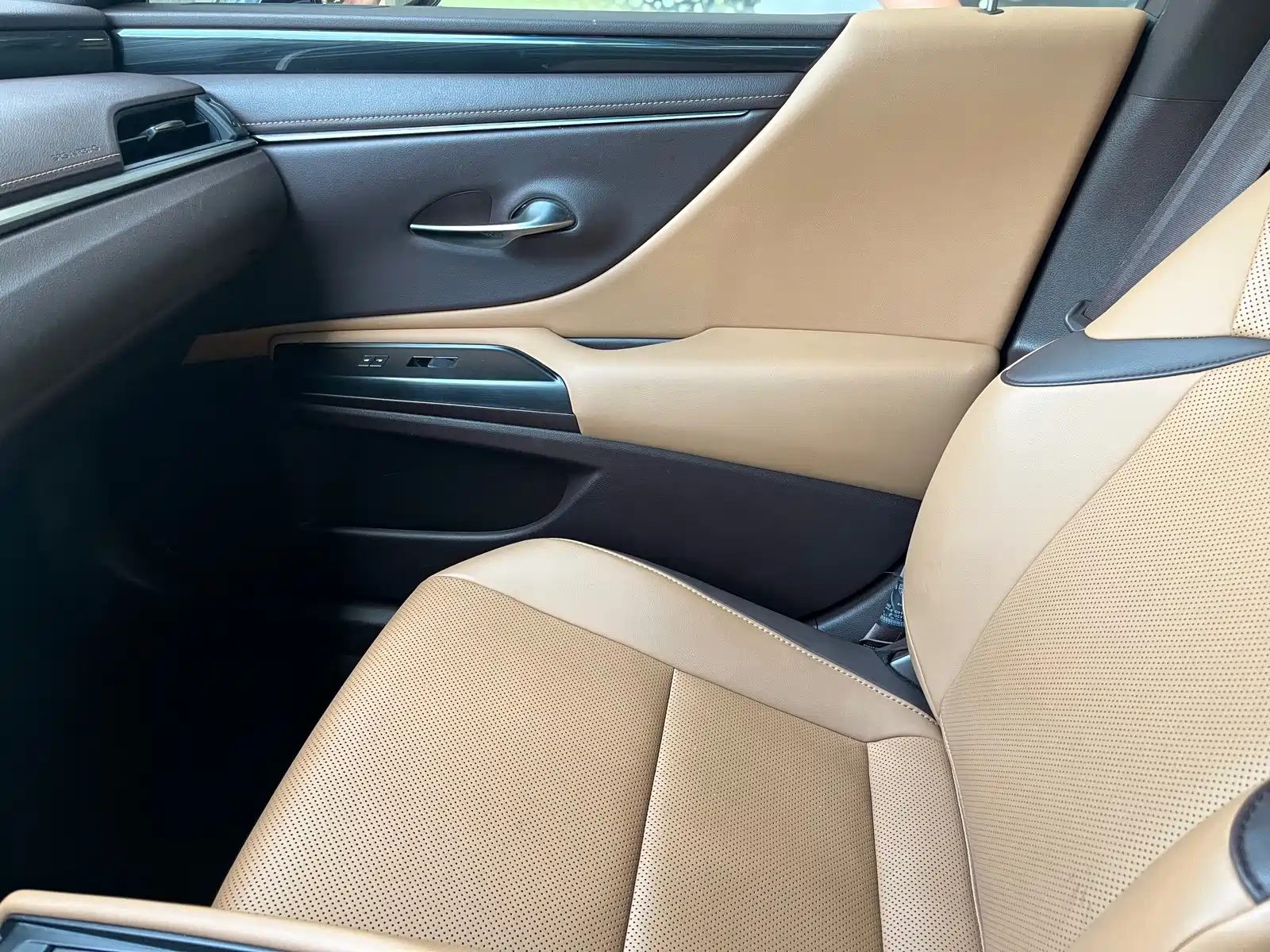 Фото 14 - Lexus ES