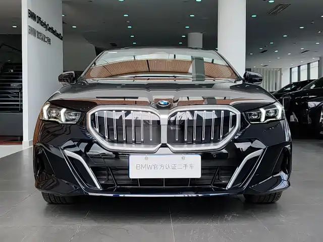 BMW 5 Series 2025 530Li Leading M Sport Package — фото 2