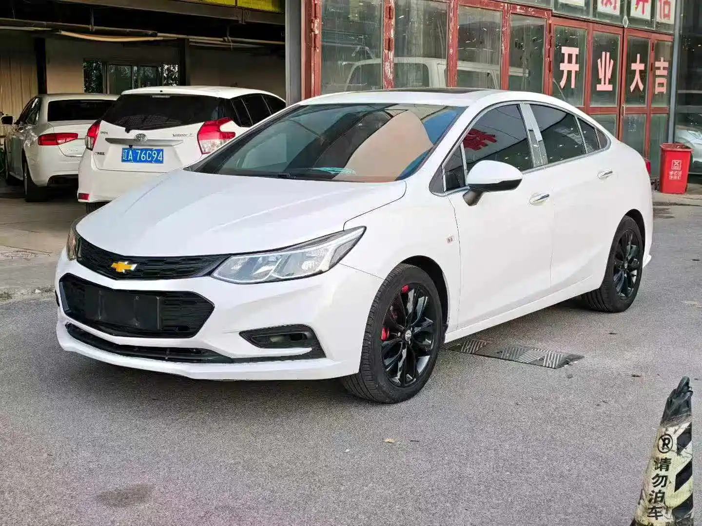 Photo 2 - Chevrolet Cruze