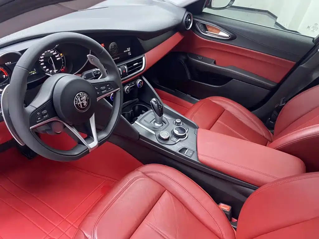 Alfa Romeo Giulia 2018 2017 2.0T 280HP Luxury Edition