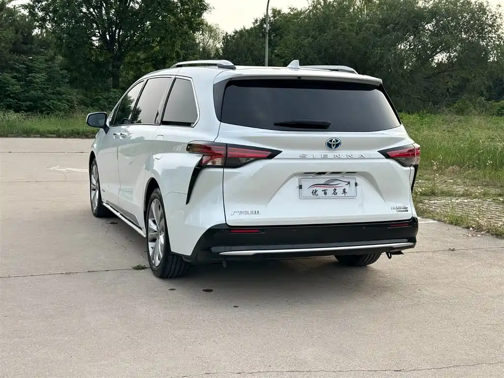 Toyota Sienna 2023 2.5L Hybrid Platinum Edition фото 4