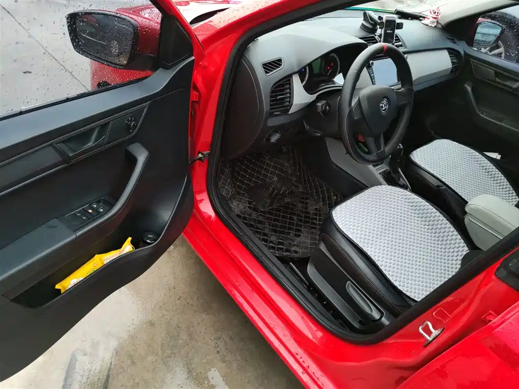 Škoda Fabia 2016 1.4L Automatic Car Enjoy Edition фото 16