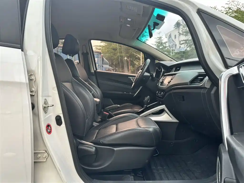 Фото 11 - Geely Vision X3