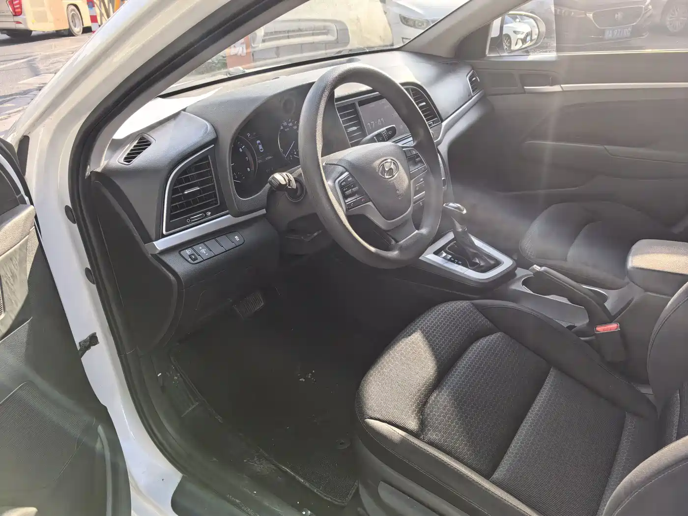 Hyundai Elantra 2018 1.6L Automatic 15th Anniversary Special Edition фото 4