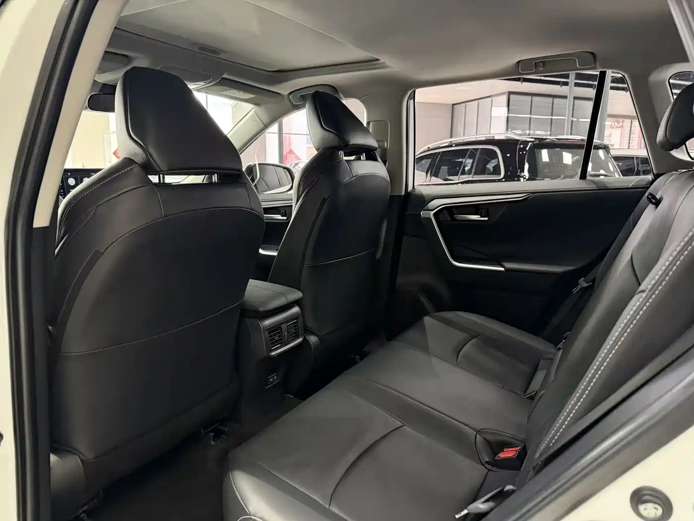 Toyota Wildlander 2022 2.0L CVT FWD Luxury PLUS Edition фото 4