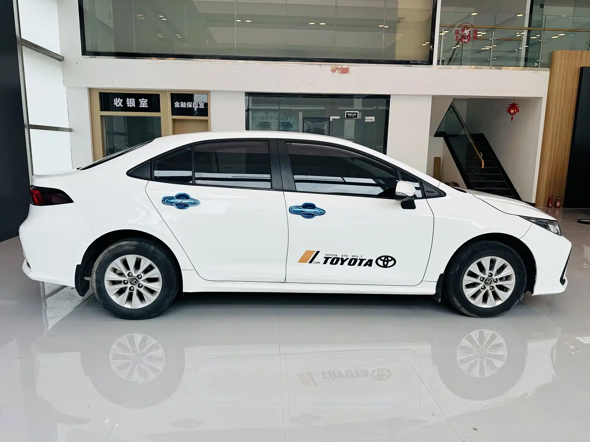 Фото 4 - Toyota Corolla