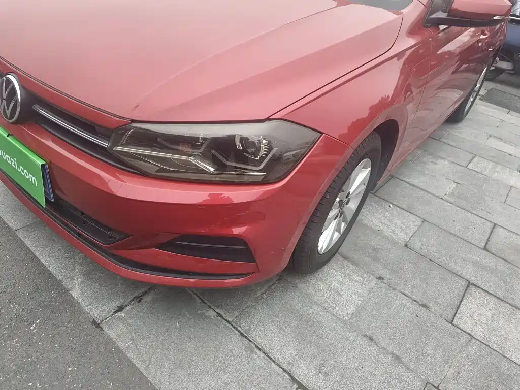 VOLKSWAGEN POLO