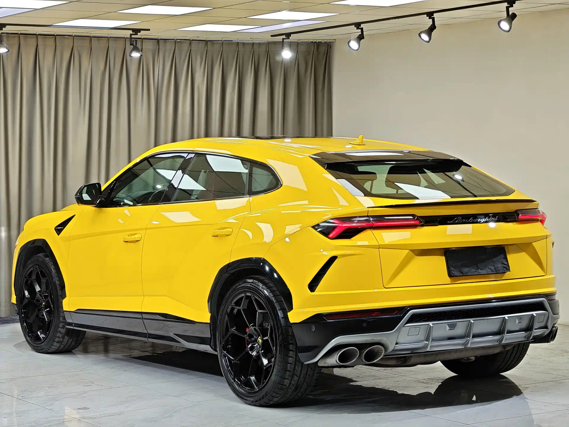 Фото 5 - Lamborghini Urus