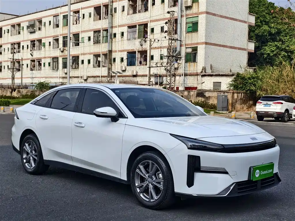 Geely Galaxy Galaxy L6 2025 EM-i 140km Voyage Edition фото 23