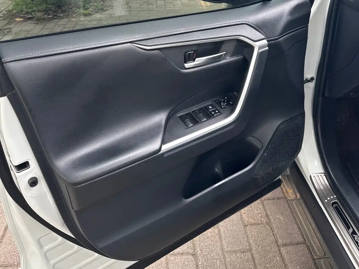 Toyota RAV4 Rongfang 2021 Hybrid 2.5L E-CVT AWD Elite PLUS Edition фото 8