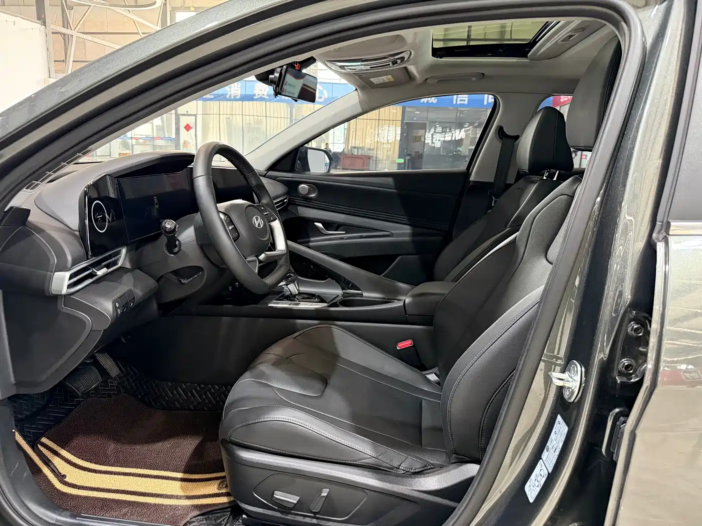 Hyundai Elantra 2023 Model 1.5L CVT LUX Premium Edition фото 7
