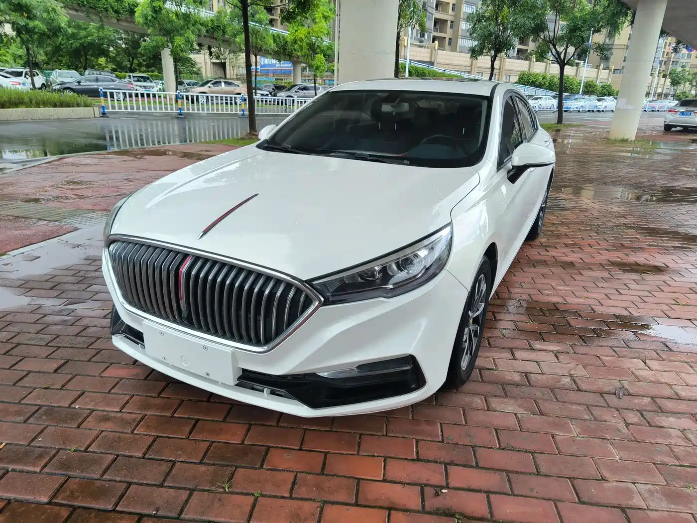 Фото 1 - Hongqi H5