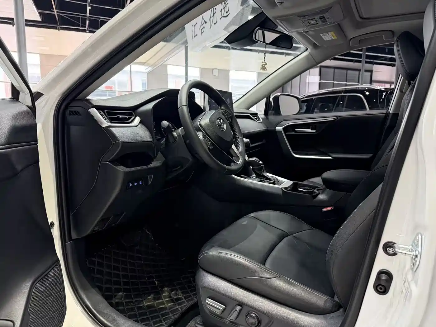 Toyota Wildlander 2022 2.0L CVT FWD Luxury PLUS Edition фото 5