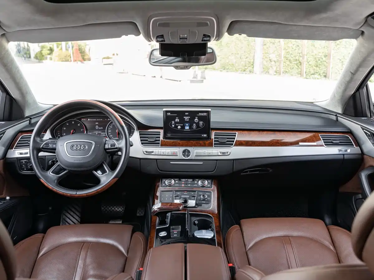 Фото 10 - Audi A8