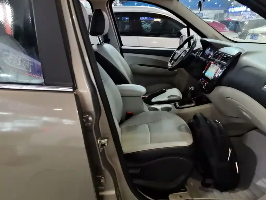 Dongfeng Fengxing Joyear XV 2015 2015 1.6L CVT Luxury