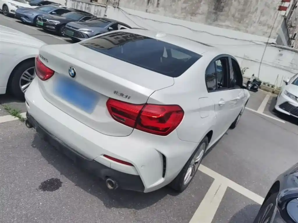 BMW 1 Series 2022 120i M Sport Shadow Edition фото 7