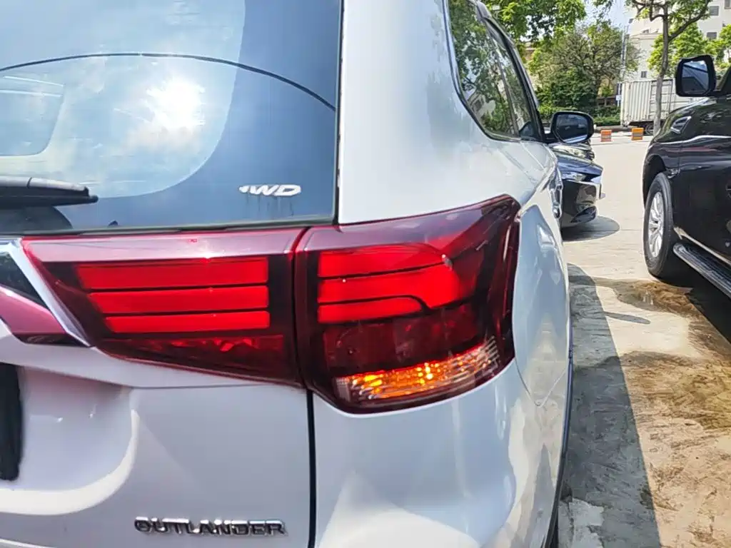 Mitsubishi Outlander 2017 2016 2.4L 4WD Elite Edition 5-seater