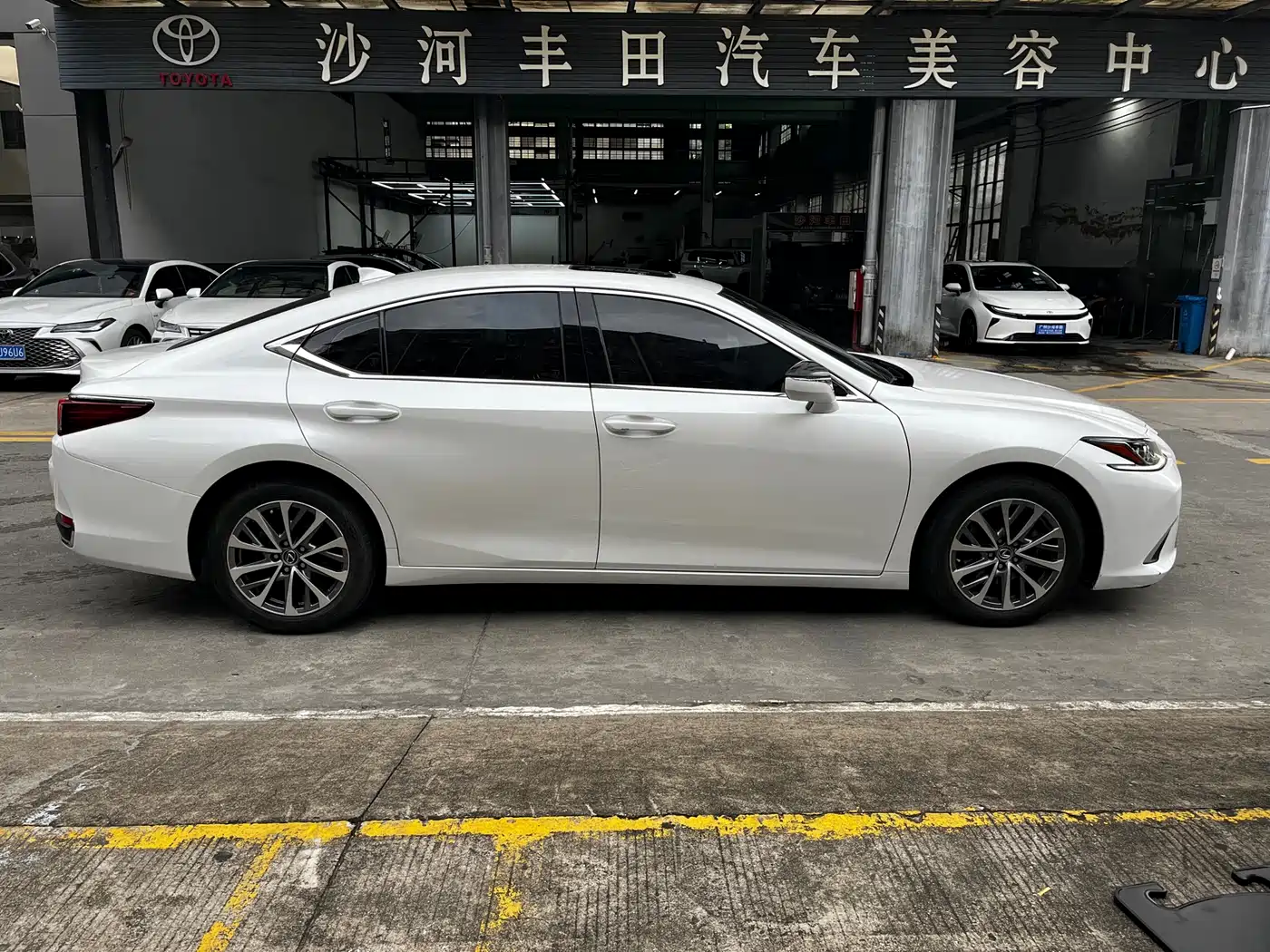 Lexus ES 2022 200 Excellence Edition фото 12