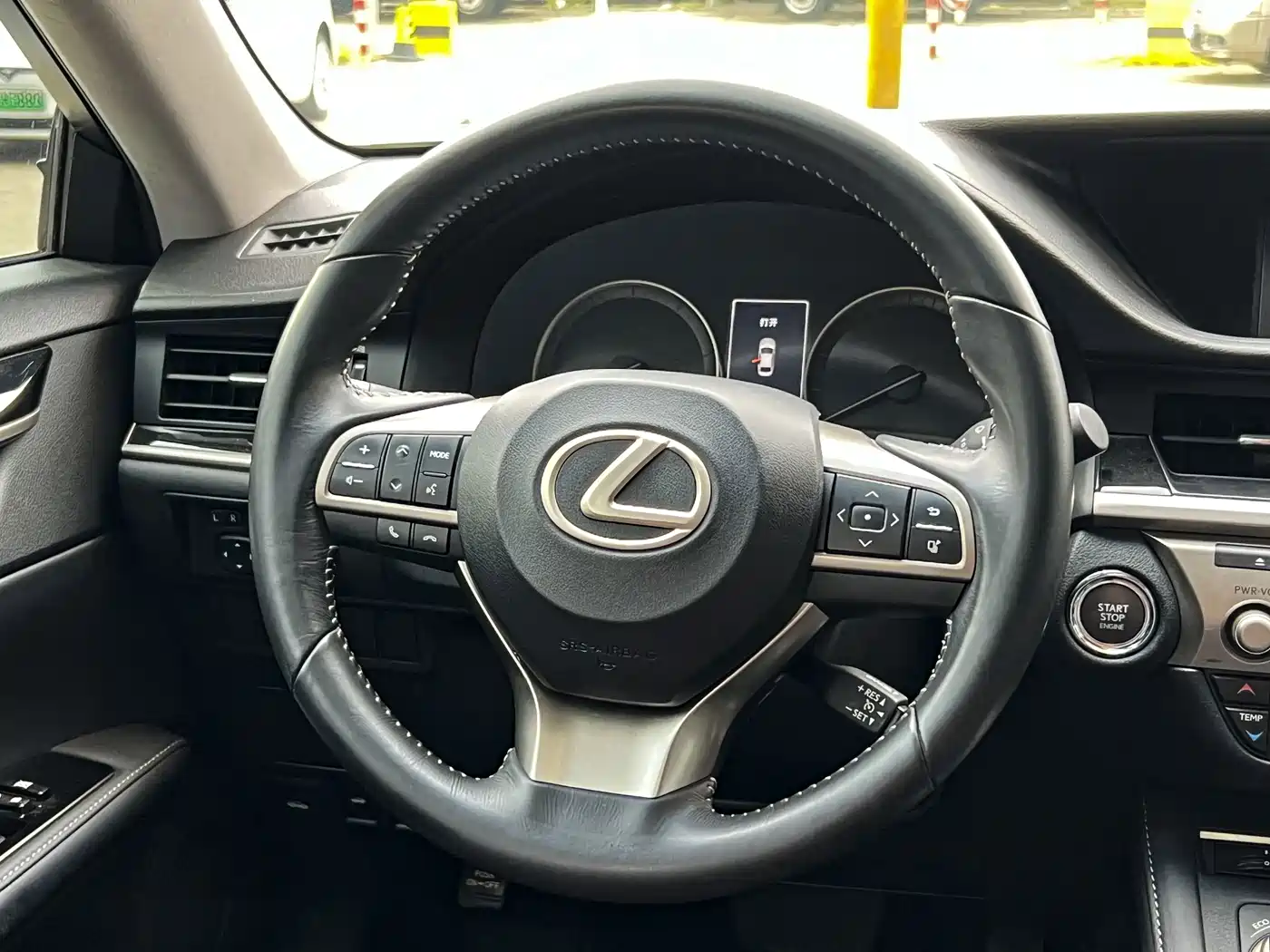 Фото 11 - Lexus ES