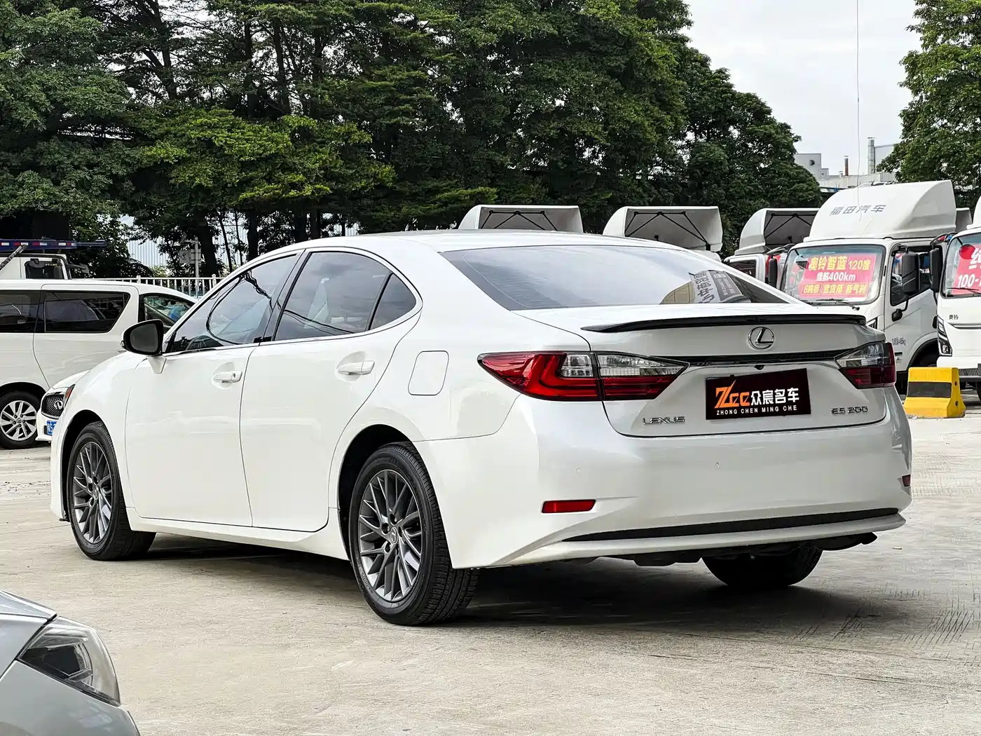 Фото 3 - Lexus ES